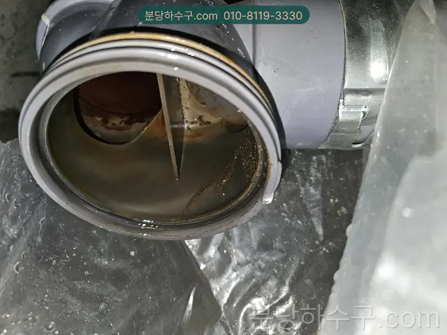 횡주관 이음부 안쪽에 남은 스케일 층