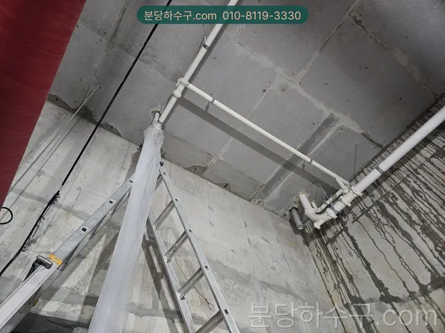 지하 벽면을 따라 걸린 공용 배관 라인