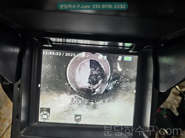 내시경 화면에 비친 관 벽의 스케일 층