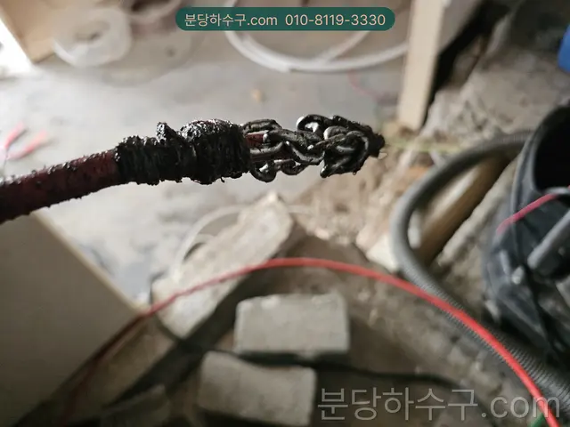 배관 케이블 끝에 달린 체인 스케일링 헤드
