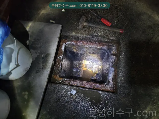 상가 주방 바닥 트렌치 뚜껑을 연 내부