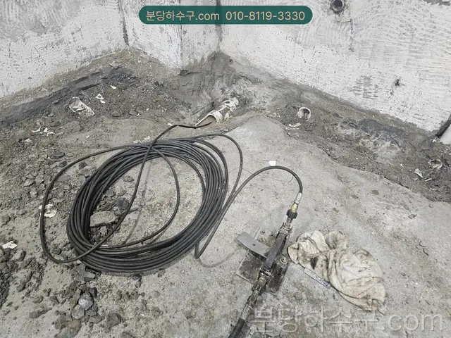 옥상 바닥 배수구에 연결한 세척 호스