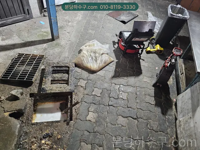 마당 우수 배수로 그레이팅을 열고 걷어낸 흙