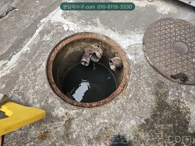 집수정 유입관 두 개와 수위