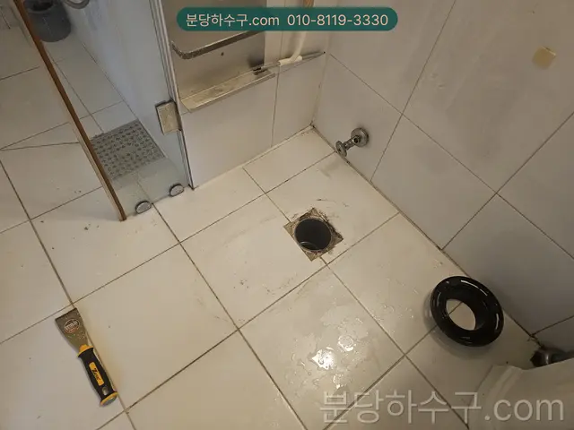 변기를 탈거한 바닥 플랜지와 새 왁스링