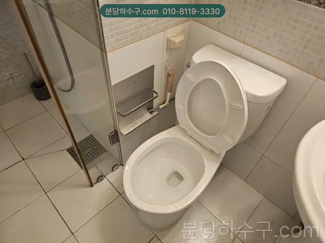 물탱크 부속 교체 후 다시 설치한 변기